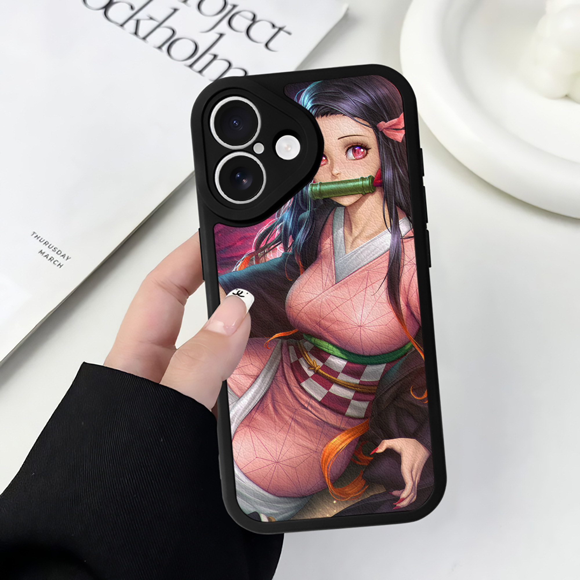 （画像用） 鬼滅の刃（きめつのやいば）竈門 禰󠄀豆子／かまど ねずこ Kamado Nezuko 【iPhone 16シリーズ対応】シリコンスマホケース（レザー調） 材質：シリコン